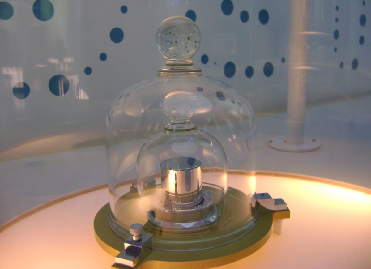 nueva medición del kilogramo. eplica el prototipo del kilogramo custodiado en la Cité des Sciences et de l’Industrie, en París, Francia.