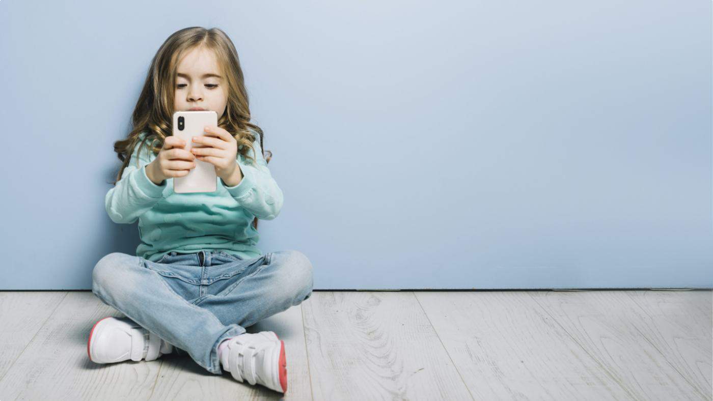 Distraídos y despreocupados, así somos los colombianos al usar el teléfono móvil