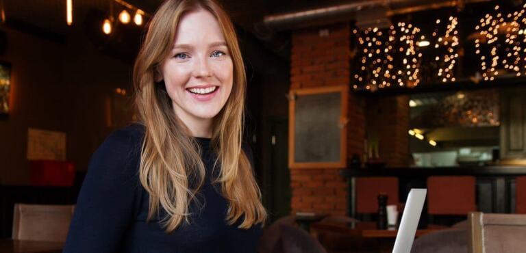 Mujer con portátil