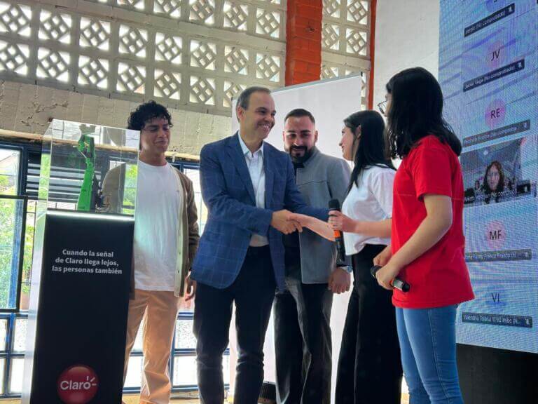Jóvenes de Soacha crean prótesis biónica
