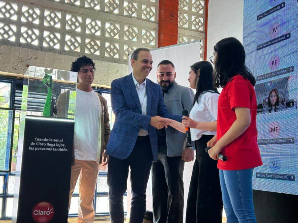 Jóvenes de Soacha crean prótesis biónica