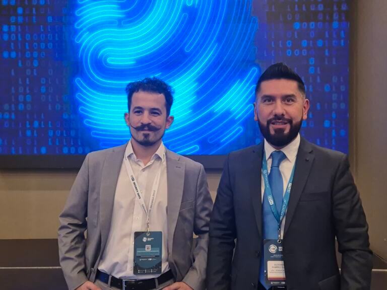 Alexander Ramírez, gerente general de Eset Colombia Frontech, y Mario Micucci, security researcher para Eset Latinoamérica, lideraron el Eset Security Day 2025 en Colombia.