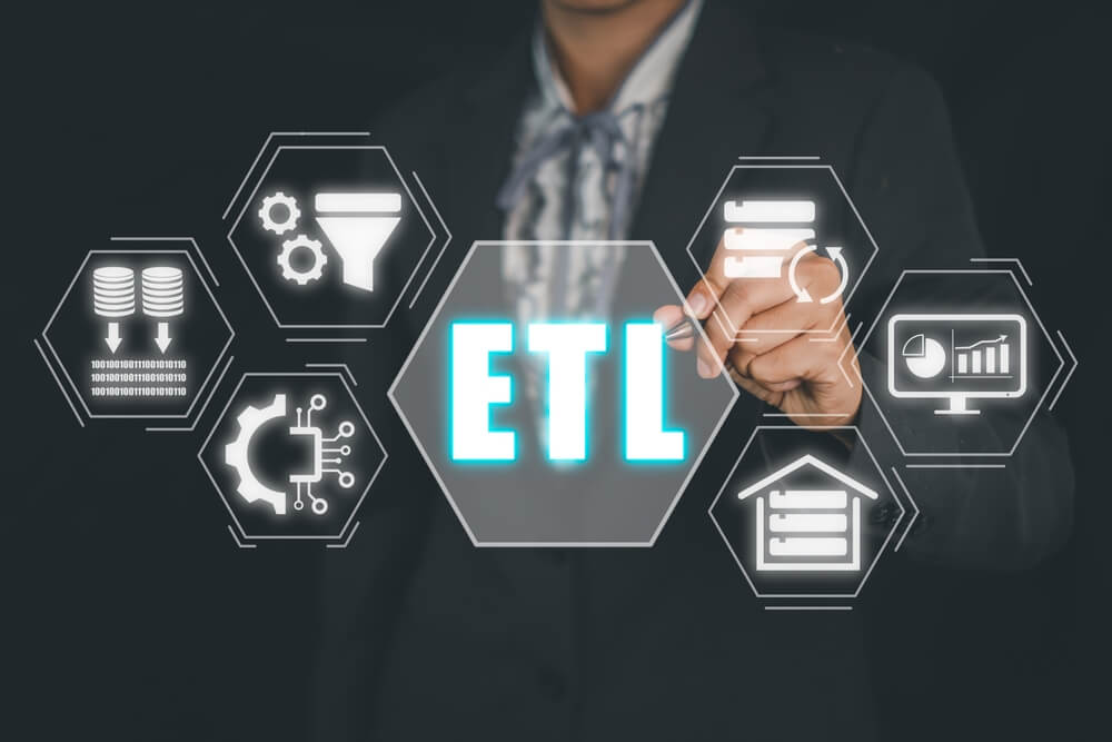 Profesional señalando la palabra ETL rodeada de íconos tecnológicos que representan bases de datos, engranajes, filtros y gráficos, ilustrando el proceso de extraer, transformar y cargar datos con eficiencia.