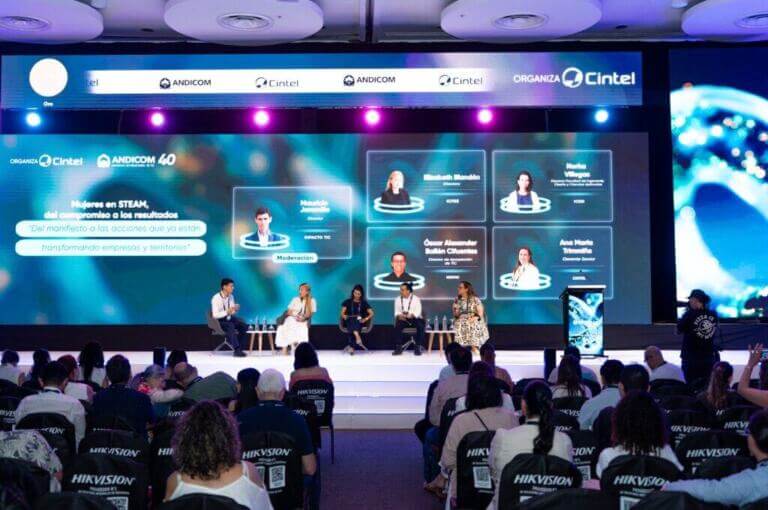 "Mujeres en STEAM: del compromiso a los resultados", moderado por Mauricio Jaramillo de Impacto TIC, abordó la participación y liderazgo femenino en áreas STEAM (Ciencia, Tecnología, Ingeniería, Artes y Matemáticas)
