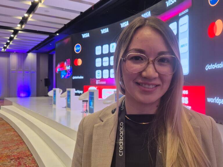 María Fernanda Torres, líder de proyectos de Logyca, presenta los resultados del estudio de desempeño logístico en el ecommerce fest.