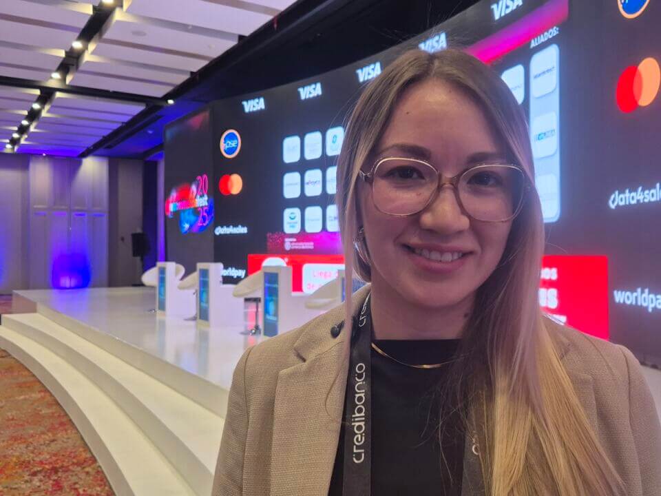 María Fernanda Torres, líder de proyectos de Logyca, presenta los resultados del estudio de desempeño logístico en el ecommerce fest.