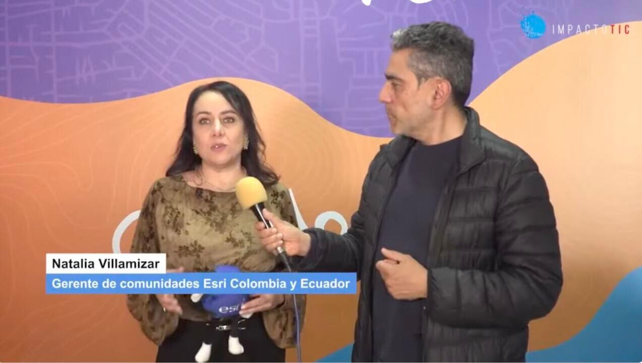Natalia villamizar hablar sobre comunidad Esri