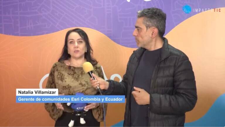 Natalia villamizar hablar sobre comunidad Esri