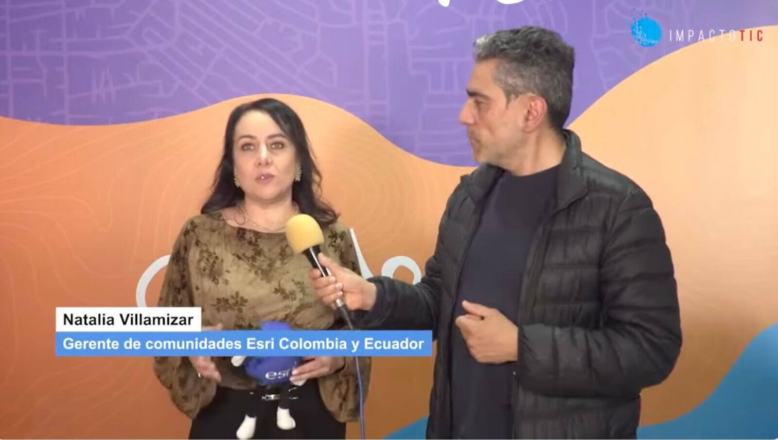Natalia villamizar hablar sobre comunidad Esri
