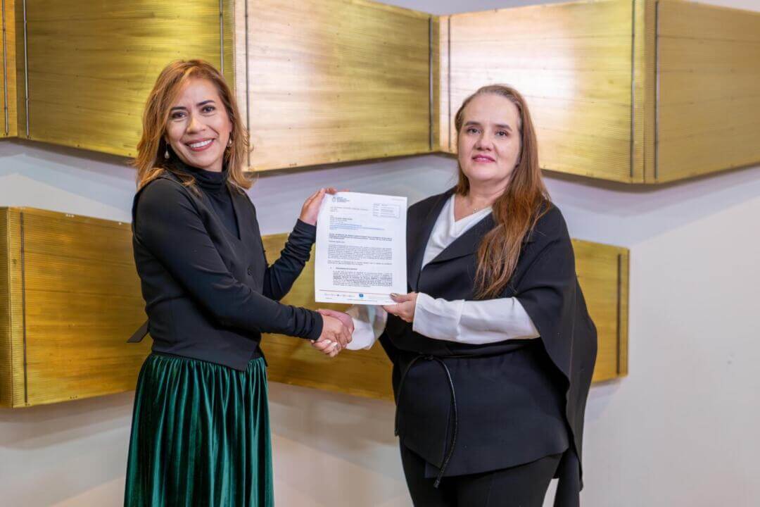 Diana Celis, consejera TIC, y Claudia Bustamante, directora ejecutiva CRC