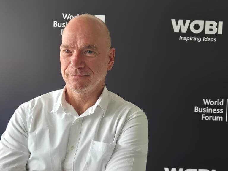 Andrew McAfee, investigador principal de la Escuela de Administración Sloan del MIT, visitó por primera vez Colombia para compartir su visión sobre la IA