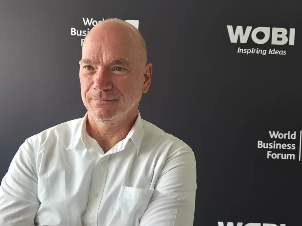 Andrew McAfee, investigador principal de la Escuela de Administración Sloan del MIT, visitó por primera vez Colombia para compartir su visión sobre la IA