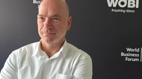 Andrew McAfee, investigador principal de la Escuela de Administración Sloan del MIT, visitó por primera vez Colombia para compartir su visión sobre la IA