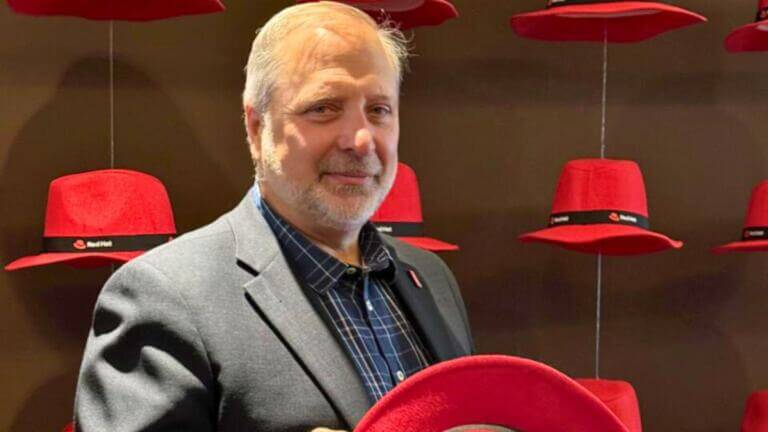 Alex Dirgan (Red Hat) detalla la estrategia híbrida y de código abierto de la empresa. Aborda retos frente a la IA y la seguridad post-cuántica