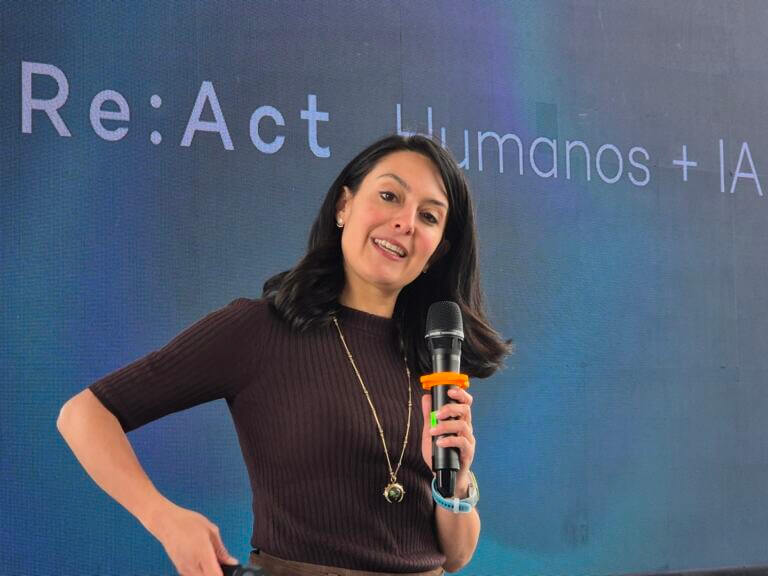 Ana Margarita Albir Sarmiento, la presidenta del ADL Digital Lab, explica el modelo híbrido de humanos y agentes de IA
