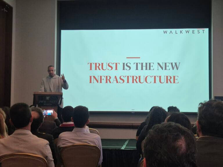 Greg Boone, CEO de Walk West, advierte sobre la fragilidad de las conexiones digitales y la importancia de la confianza en la era de la IA