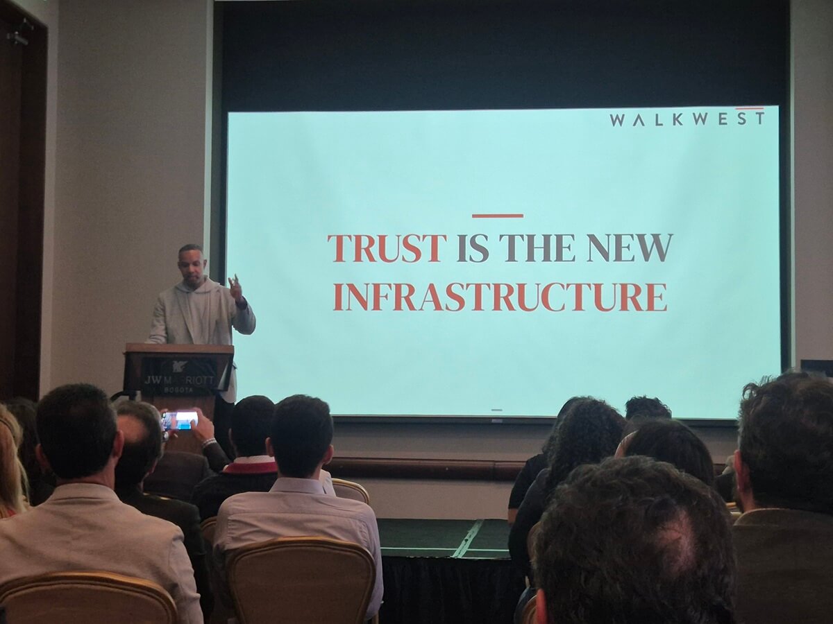 Greg Boone, CEO de Walk West, advierte sobre la fragilidad de las conexiones digitales y la importancia de la confianza en la era de la IA