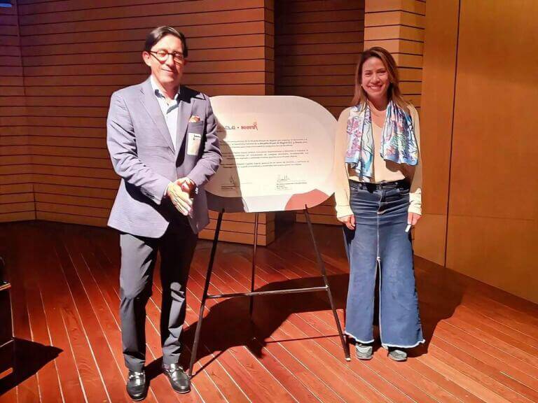 Bogotá y Oracle Academy formarán a docentes en IA y programación para cerrar la brecha digital