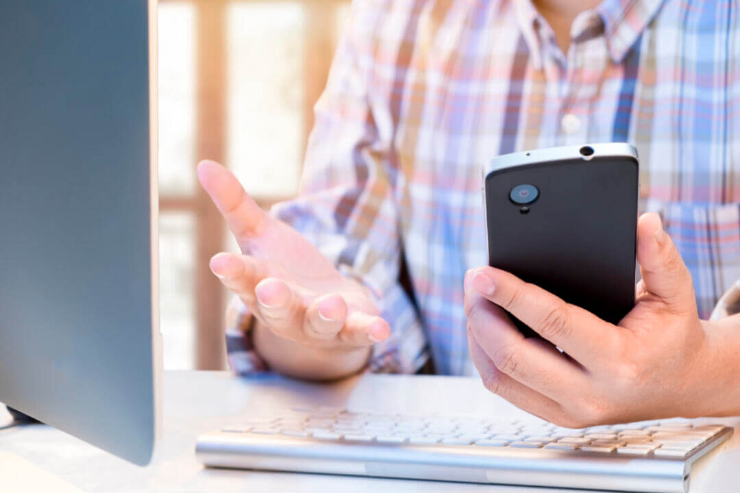 La CRC Resolución 8171 de 2026 reduce cargos móviles y obliga a los operadores en Colombia a permitir la cancelación digital de contratos mediante chatbots.