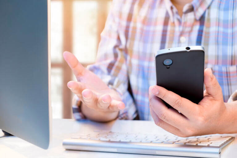 La CRC Resolución 8171 de 2026 reduce cargos móviles y obliga a los operadores en Colombia a permitir la cancelación digital de contratos mediante chatbots.