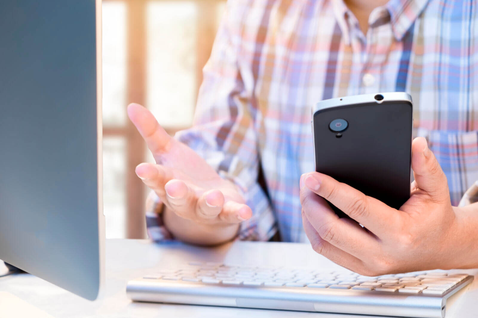 La CRC Resolución 8171 de 2026 reduce cargos móviles y obliga a los operadores en Colombia a permitir la cancelación digital de contratos mediante chatbots.