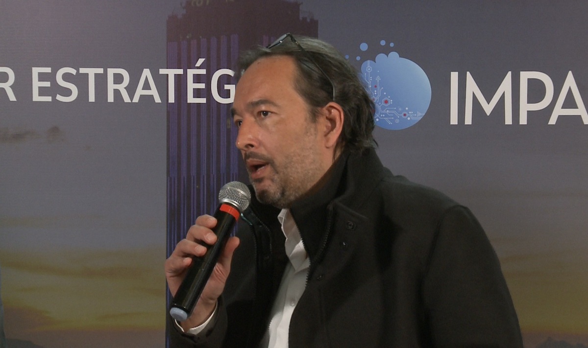 Entrevista con Fernando Mato, consultor de IA para Oracle Latam, tratando el tema de la AI natives cities