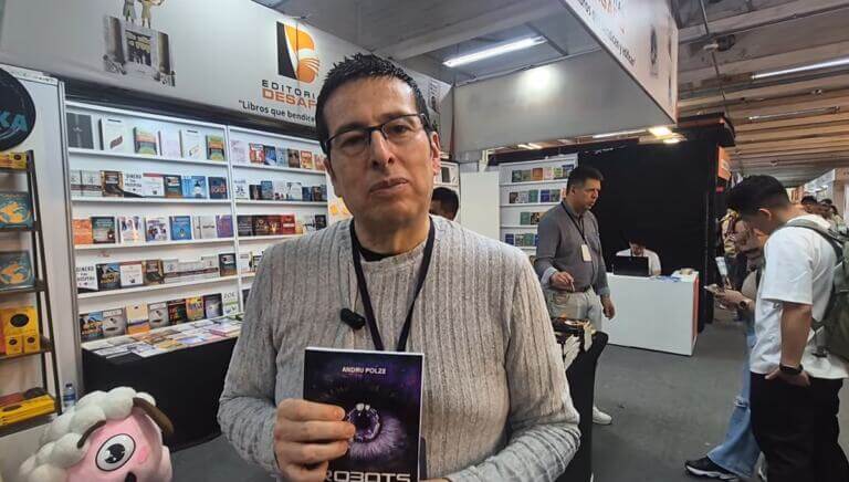 El autor y periodista Andru Polze lanza su novela Robots en un barril