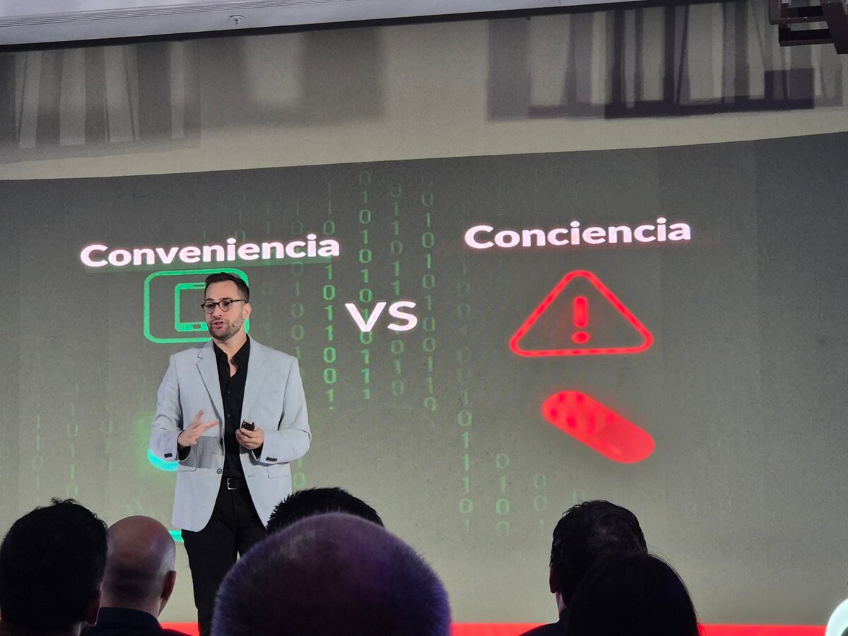 En la tercera edición de Innovatek en Bogotá, el divulgador tecnológico Joan Cwaik analizó cómo nos afectan los algoritmos y como desconectarnos nos salva