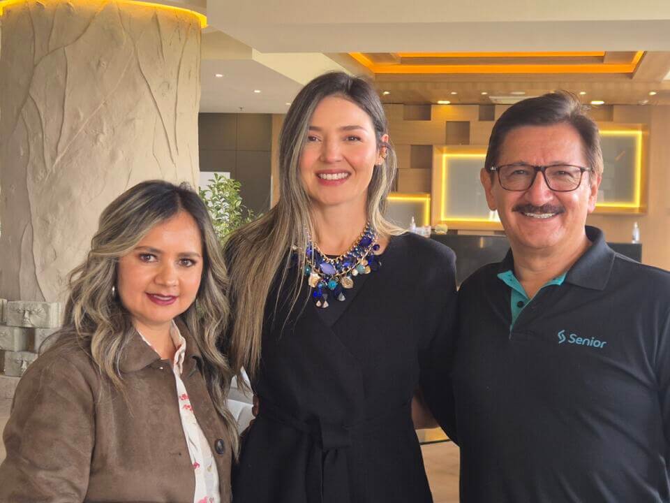 Sandra Ramírez junto a Wilson Medina y Diana Cubides, en medio del Novasoft Experience