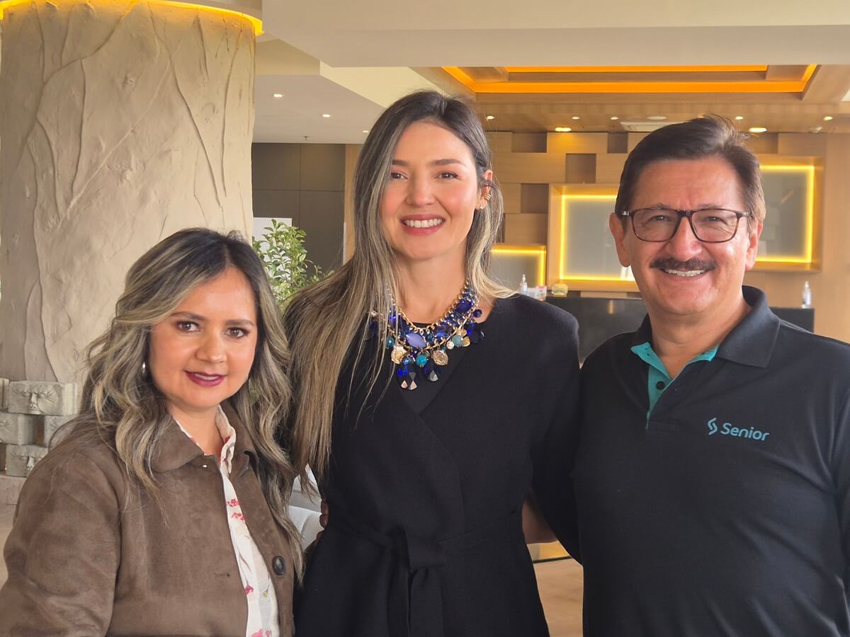 Sandra Ramírez junto a Wilson Medina y Diana Cubides, en medio del Novasoft Experience