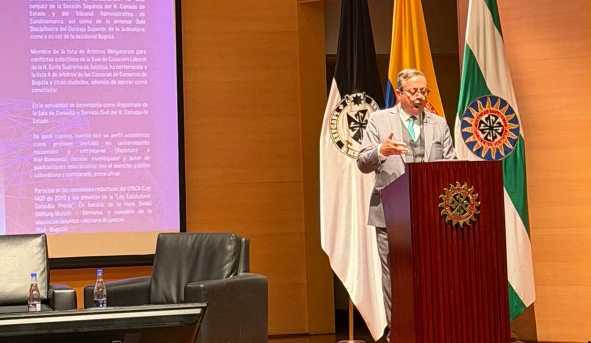 El abogado y consejero de Estado John Jairo Morales Alzate en la presentación del libro ‘Inteligencia Artificial: Una Legislación a Futuro’